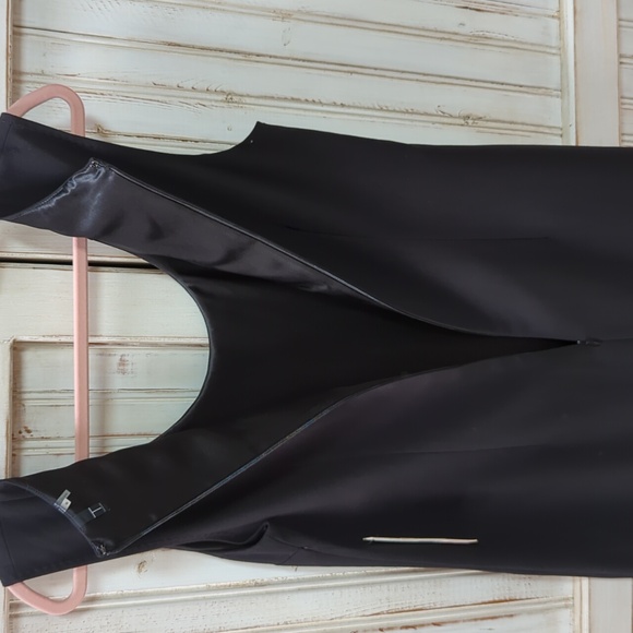 Tahari, black sleeveless shift dress with pockets. Sz 8 - Picture 2 of 10